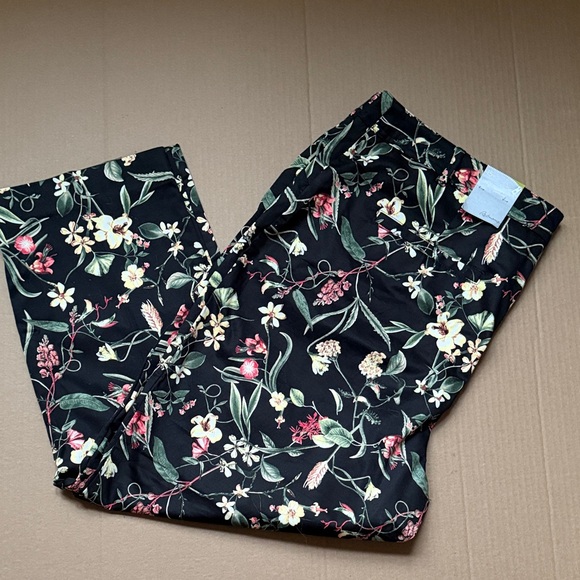 Reitmans Pants - Reitmeins Floral Black Stretch Pants - Botanical Print. NWT